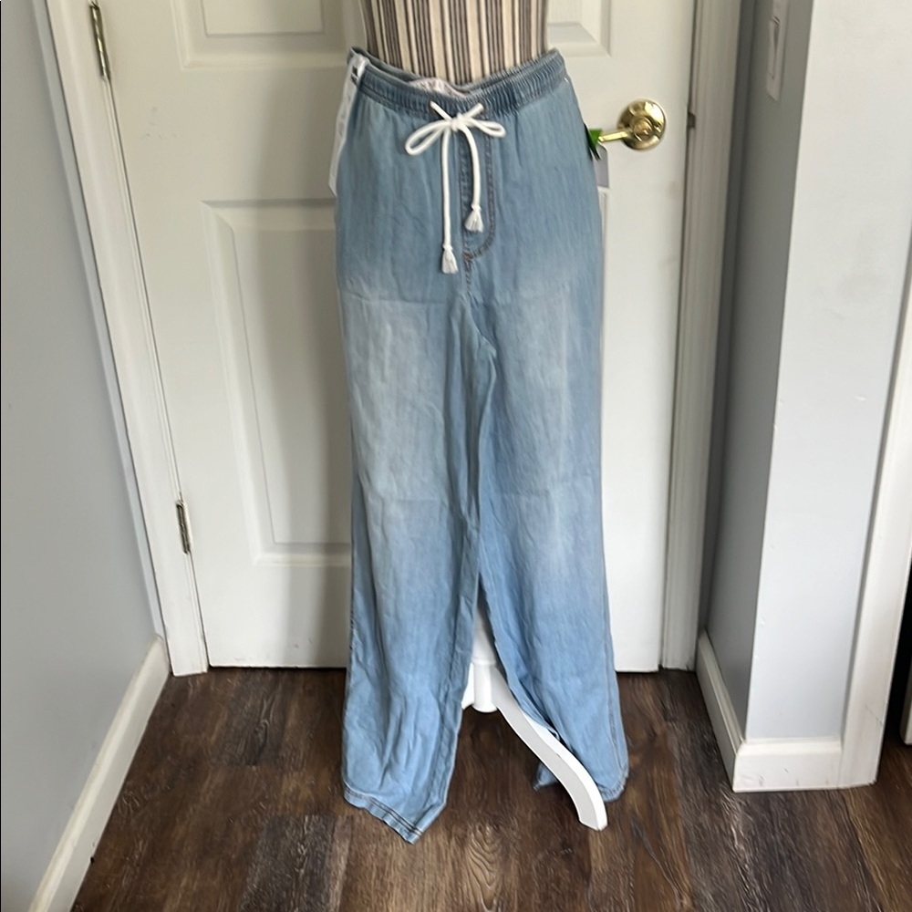 Wide leg elastic drawstring lightweight pant sz XS
Light wash NWT